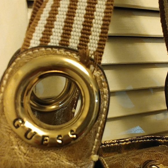 Guess women's Shoulder handbag In Excellent Condition. - Picture 4 of 4